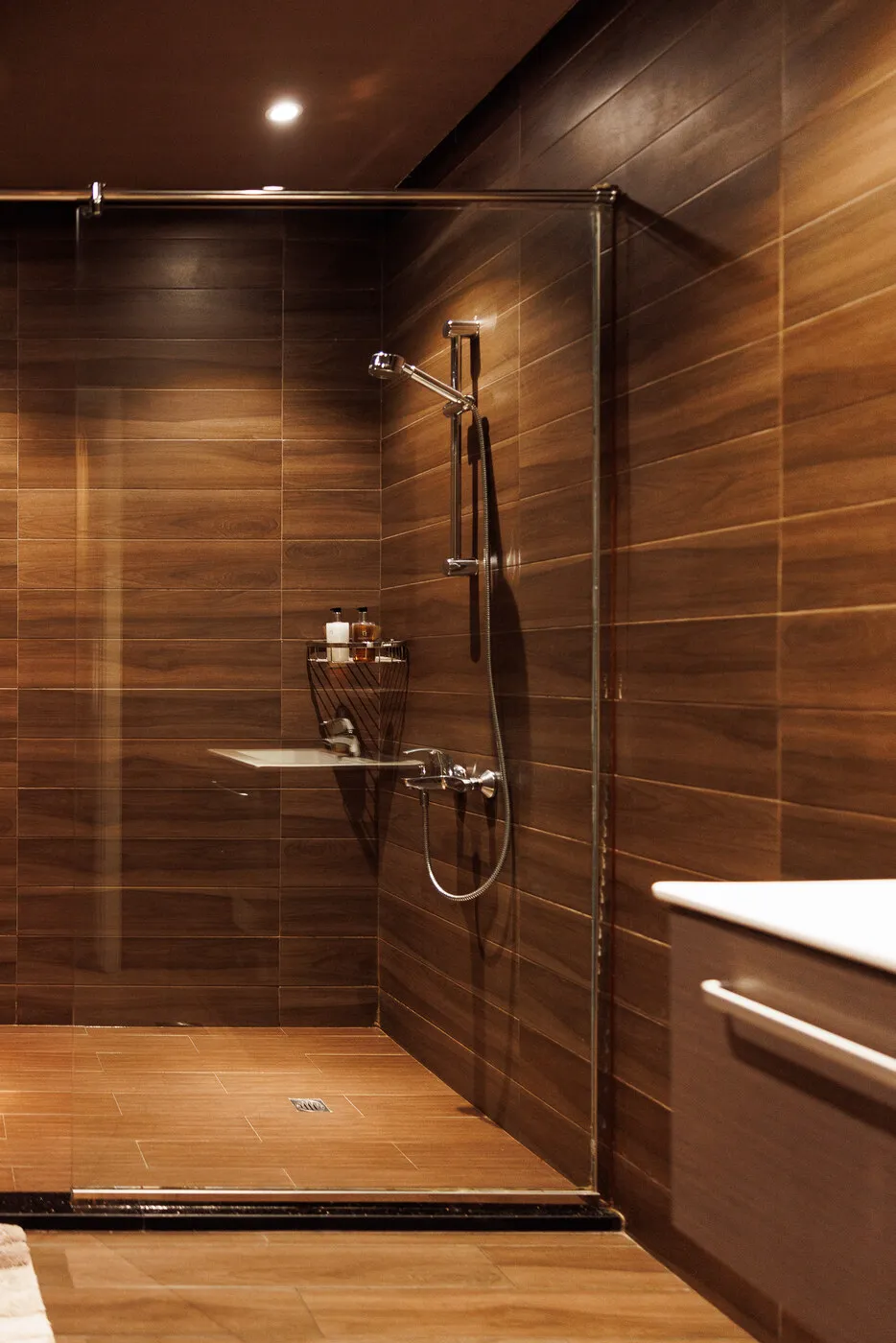 Shower and bathroom beside the treatment room at the Bur Dubai branch