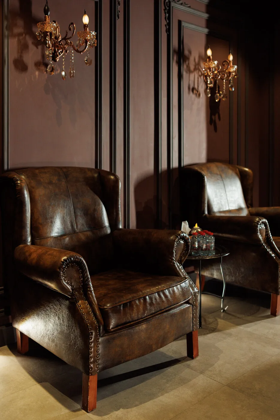 Leather armchairs in the waiting lounge at Lavana Spa Bur Dubai